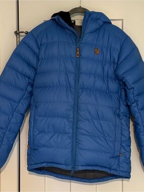 Fjällräven men’s pak down jacket in small.